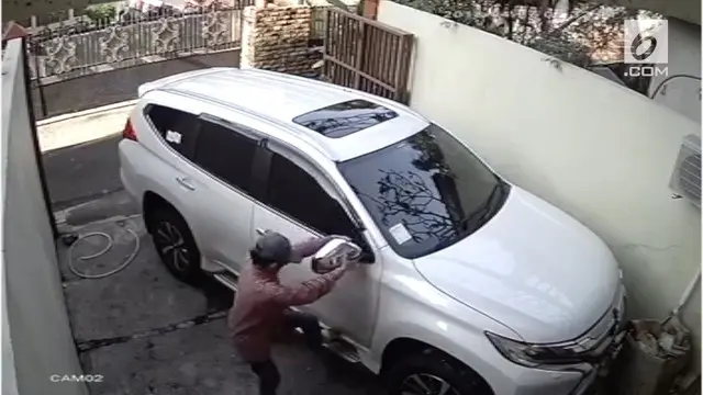 Terekam melalui CCTV dua orang maling nekat mencuri spion mobil yang sedang terparkir di garasi sebuah rumah.