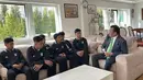 Anak-anak Indonesia yang tergabung dalam Korea-Korea Selecao (KKS) berbincang dengan Duta Besar Indonesia untuk Portugal, Rudy Alfonso, saat tiba di Kedutaan Besar RI untuk Portugal di Lisbon, Kamis (21/11/2024). (Bola.com/Bagaskara Lazuardi)