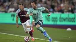 Pemain West Ham United Vladimir Coufal (kiri) mengejar pemain Leicester City James Maddison pada pertandingan Liga Inggris di London Stadium, London, Inggris, Senin (23/8/2021). West Ham United menang 4-1. (AP Photo/Alastair Grant)