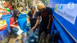 Dalam distribusi tersebut, para relawan memberikan bantuan sebanyak 40 ribu liter air. (merdeka.com/Arie Basuki)
