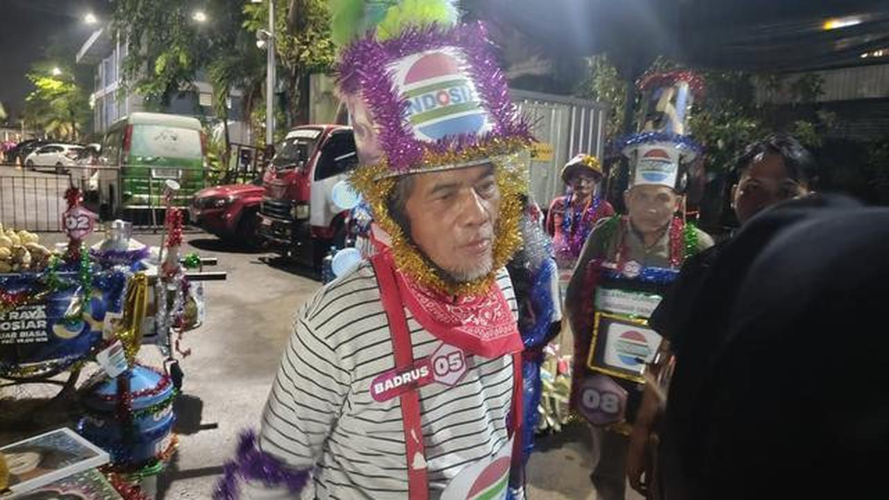 Aksi Pedagang Sapu Hingga Tukang Las Hias Alat Dagang di HUT Indosiar, Ada yang Pakai Aksesori Love!