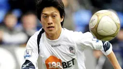 Bolton Wanderers' South Korean midfielder Lee Chung-Yong eyes the ball during the FA Cup Fifth round football match against Tottenham Hotspur at the Reebok stadium, Bolton, north-west England on February 14, 2010.AFPPHOTO/ANDREW YATES. 