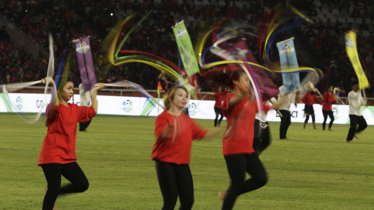 Para penari menari saat pembukaan Liga 1 Indonesia di SUGBK, Jakarta, Jumat (23/3/2018). Pada laga pembuka Bhayangkara FC tampil melawan Persija Jakarta. (Bola.com/Vitalis Yogi Trisna)
