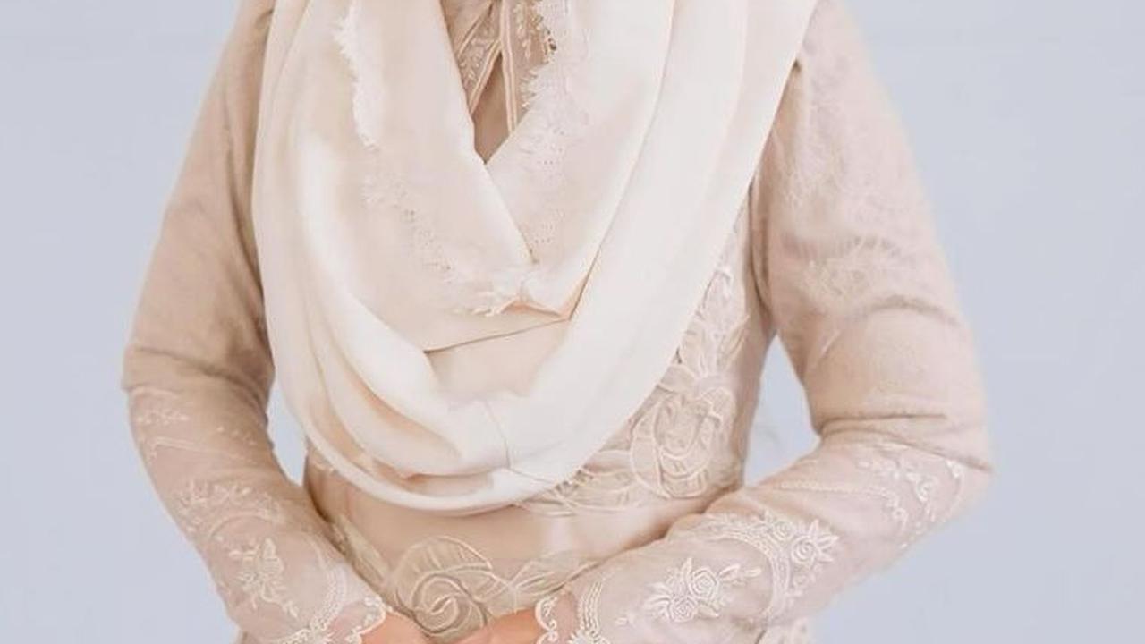 Wanita berusia 34 tahun ini menempuh pendidikan S1 di Universitas Pelita Harapan&nbsp; jurusan Ilmu Hubungan Internasional. Ia mendapatkan gelar Master of Science di University College London.