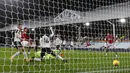 Striker Manchester United, Edinson Cavani, mencetak gol ke gawang Fulham pada laga Liga Inggris di Stadion Craven Cottage, Rabu (20/1/2021). MU menang dengan skor 1-2. (Peter Cziborra/Pool via AP)