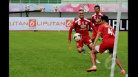 Striker Arema Cronus, Cristian Gonzales (tengah) melakukan latihan ringan di Stadion Jakabaring Palembang, Sabtu (24/1/2015). Arema Cronus akan bertemu Persebaya Surabaya di semifinal SCM Cup 2015 pada Minggu (25/1).  (Liputan6.com/Johan Tallo)