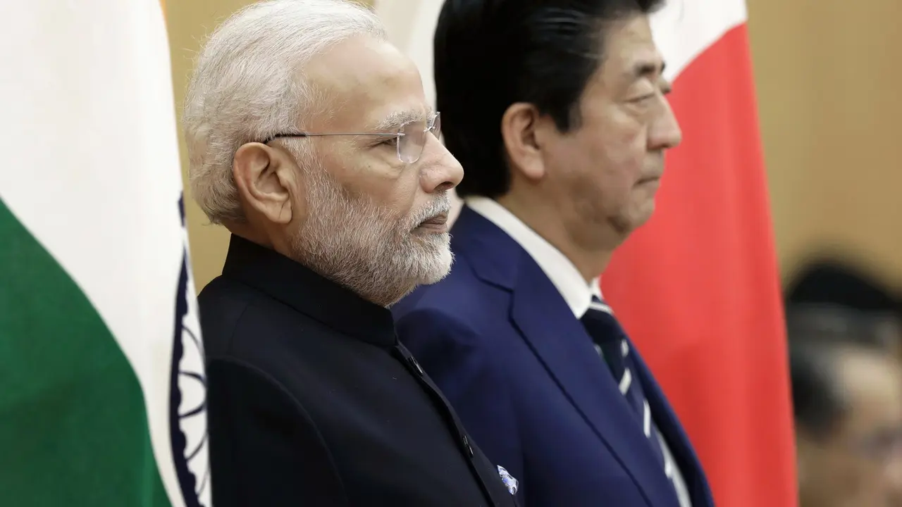 Perdana Menteri India Narendra Modi melakukan kunjungan tiga hari ke Jepang, bertemu dengan PM Shinzo Abe (AP/Kiyoshi Ota)