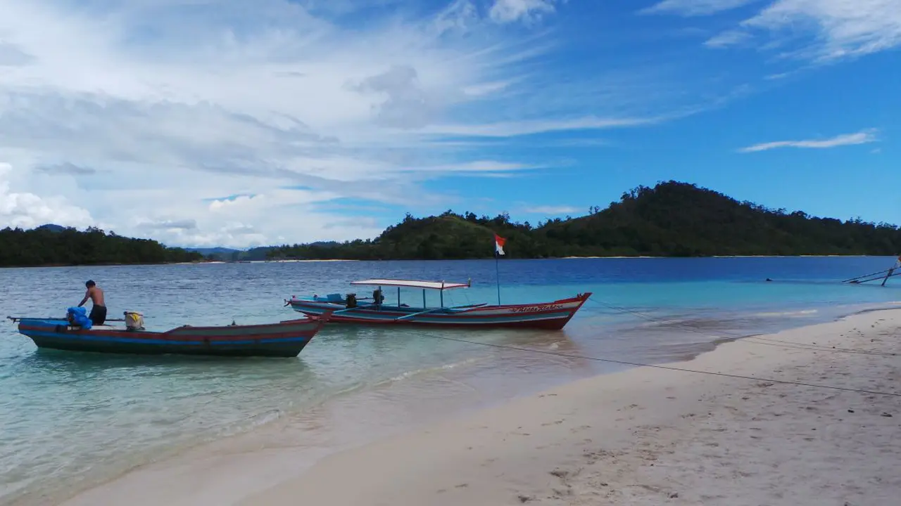 Menikmati Keindahan Alam Bawah Laut Pulau Berbadan Buaya
