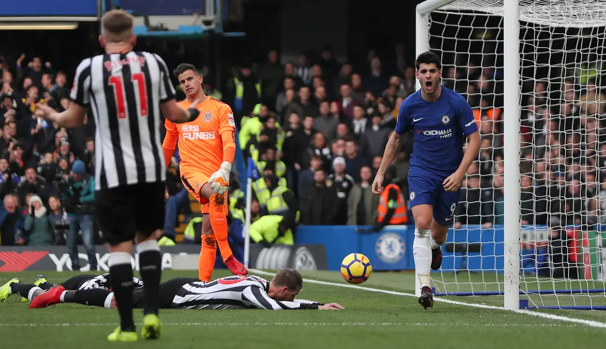 Pemain Chelsea Alvaro Morata merayakan golnya usai membobol gawang Newcastle dalam pertandingan Liga Inggris di Stamford Bridge, London (2/12). Chelsea menang telak 3-1 atas Newcastle. (AFP Photo/Daniel Leal-Olivas)