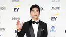 Song Joong Ki dalam International Emmy Awards di New York Hilton Midtown, Senin (21/11/2022). (Foto: Charles Sykes/Invision/AP)