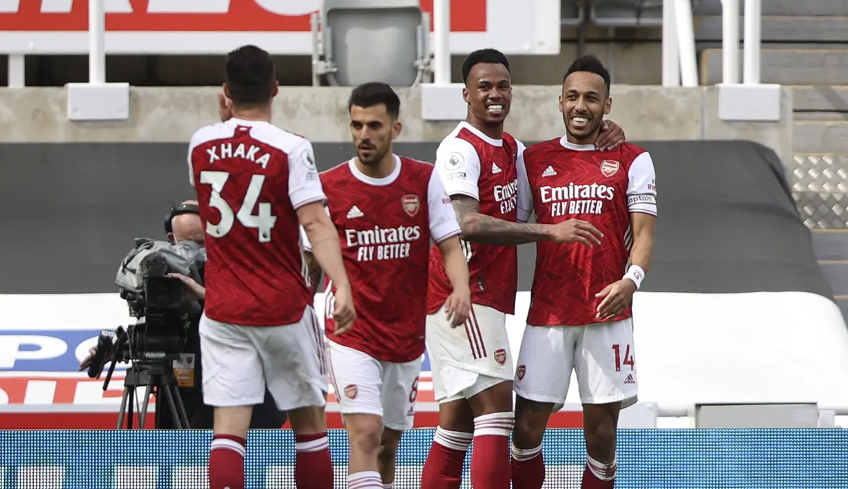 Penyerang Arsenal, Pierre-Emerick Aubameyang (kanan) berselebrasi dengan rekan-rekannya usai mencetak gol ke gawang Newcastle United pada pertandingan lanjutan Liga Inggris di stadion St James 'Park, di Newcastle, Inggris, Minggu (2/5/2021). Arsenal menang 2-0 atas Newcastle. (Molly Darlington/Pool