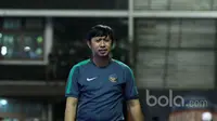 Pelatih Timnas Futsal Indonesia, Andri Irawan saat memimpin timnya melawan IPC Pelindo pada laga Uji Coba jelang AFF Futsal Championshi 2016 di Tifosi Sport Center, Jakarta Timur, (15/12017). Timnas menang 8-5. (Bola.com/Nicklas Hanoatubun)