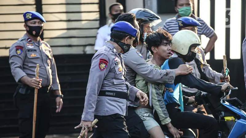 FOTO: Massa Bentrok dengan Polisi di Pejompongan