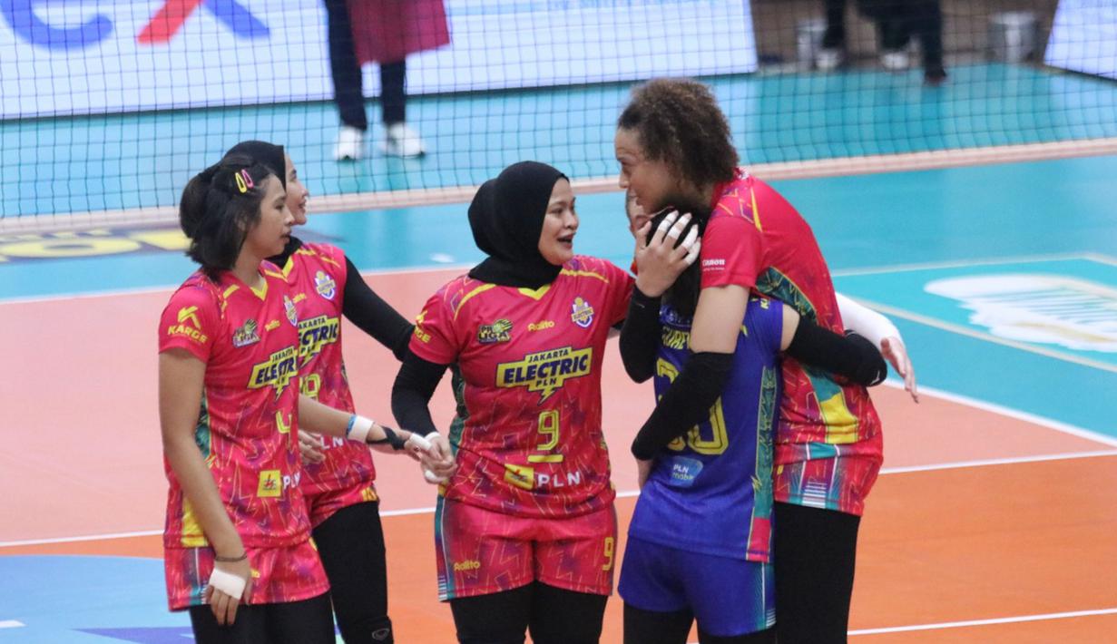 Tim putri Jakarta Electric PLN merayakan kemenangan atas Gresik Petrokimia dalam lanjutan PLN Mobile Proliga 2025 seri ketiga putaran pertama hari perdana di GOR Ken Arok Malang, Jumat (17/1/2025). (Dok. Moji)