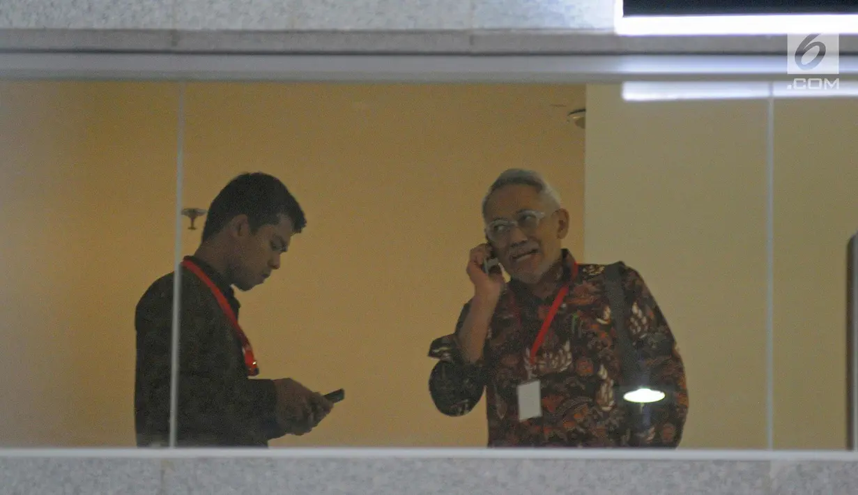 Dirut RS Sakit Medika Permata Hijau Hafil Budianto usai menjalani pemeriksaan di KPK, Jakarta, Jumat (9/2). Hafil diperiksa terkait dugaan merintangi atau mengagalkan penyidikan perkara E-KTP dengan tersangka Setya Novanto. (Liputan6.com/Herman Zakharia)