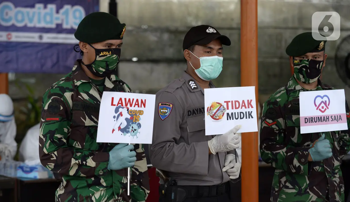 Polisi dan tentara menunjukkan pesan imbauan saat screening test virus corona COVID-19 di Pasar Modern BSD, Tangerang Selatan, Banten, Selasa (21/4/2020). Screening test pendeteksi dini tersebut dilakukan di 12 lokasi di Tangerang Selatan untuk menanggulangi COVID-19. (merdeka.com/Dwi Narwoko)