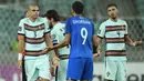 Bek Portugal, Pepe berbicara dengan pemain depan Azerbaijan, Ali Ghorbani pada pertandingan kualifikasi grup A Piala Dunia 2022 di stadion Olimpiade di Baku, Azerbaijan, Selasa (7/9/2021). Portugal menang telak atas Azerbaijan 3-0. (AFP/Tofik Babayev)