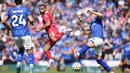 Striker Liverpool, Mohamed Salah (tengah) berebut bola dengan bek Ipswich Town, Leif Davis pada laga pekan pertama Premier League 2024/2025 di Portman Road Stadium, Ipswich, Sabtu (17/8/2024). (AP Photo/Alastair Grant)