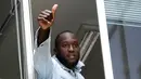 Pesepak bola Romelu Lukaku mengacugkan jempolnya saat menyapa fans Inter Milan dari jendela markas Komite Olimpiade Italia di Milan, Italia, Kamis (8/8/2019). Lukaku mendapat sambutan meriah dari fans Inter Milan saat mengurus kepindahannya ke Nerazzurri. (AP Photo/Luca Bruno)