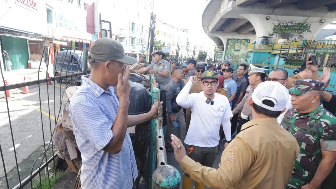 Wakil Wali Kota Tangerang Selatan, Pilar Saga Ichsan, turun langsung membersihkan sampah dan menertibkan PKL di depan Plaza Ciputat. (Istimewa)
