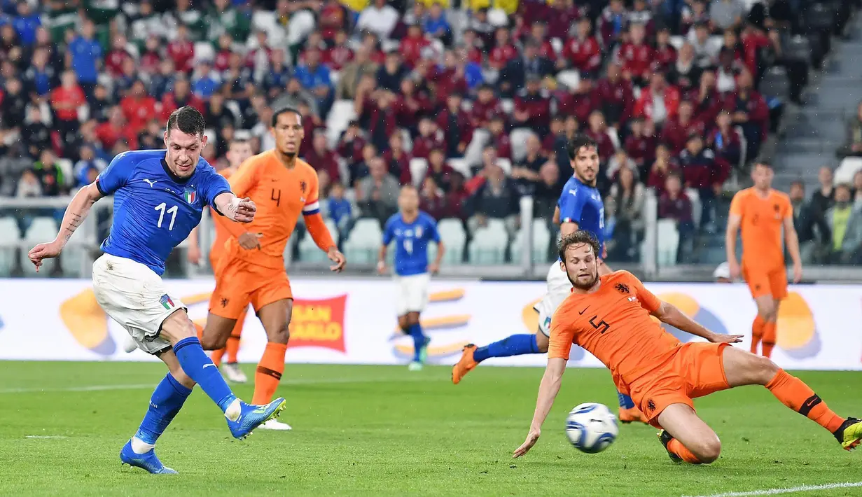 Pemain Italia, Andrea Belotti (kiri) melepaskan tembakan melewati adangan pemain Belanda pada laga uji coba di Allianz Stadium, Turin, (4/6/2018). Italia dan Belanda bermain imbang 1-1. (Alessandro Di Marco/ANSA via AP)