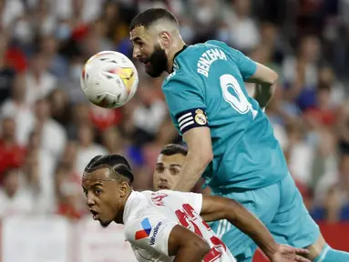 Karim Benzema layak dinobatkan sebagai pemain terbaik dalam pertandingan pekan ke-32 Liga Spanyol 2021/2022 antara Sevilla melawan Real Madrid, Senin (18/4/2022). (AP Photo/Angel Fernandez)