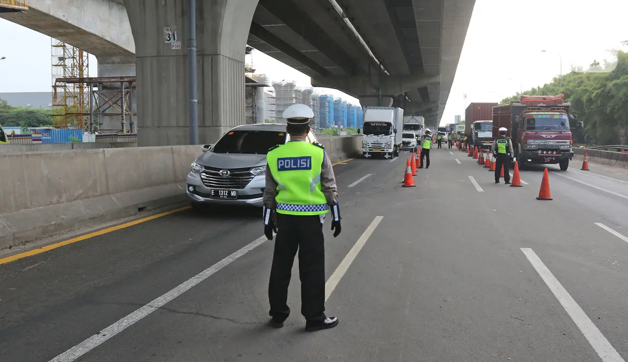 Polisi memeriksa kendaraan di Pos Penyekatan Jalur Mudik, Gerbang Tol Cikarang Barat, Bekasi, Rabu (20/5/2020). Sejak 24 April sampai 19 Mei 2020, Ditlantas Polda Metro Jaya telah memutarbalikkan 20.972 kendaraan mudik Lebaran yang hendak meninggalkan Jabodetabek. (Liputan6.com/Herman Zakharia)