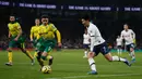 Striker Tottenham Hotspur, Son Heung-Min berusaha merebut bola dari bek Norwich City, Max Aarons pada pekan ke-24 Liga Inggris di Tottenham Hotspur Stadium, London, Rabu (22/1/2020). Dele Alli dan Son Heung-min mencetak gol untuk membawa Tottenham Hotspur menang 2-1 atas Norwich. (Adrian DENNIS/AFP)