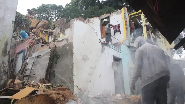 Pohon tumbang timpa rumah warga di Makassar (Liputan6.com/ Eka Hakim)