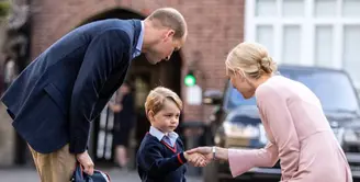 Pangeran George, kini sudah berusia 4 tahun dan sudah mulai bersekolah. Di hari pertama menginjakan kaki di sekolahnya itu, George ditemani Pangeran William, namun ibunya, Kate masih harus beristirahat. (Instagram/kensingtonroyal)