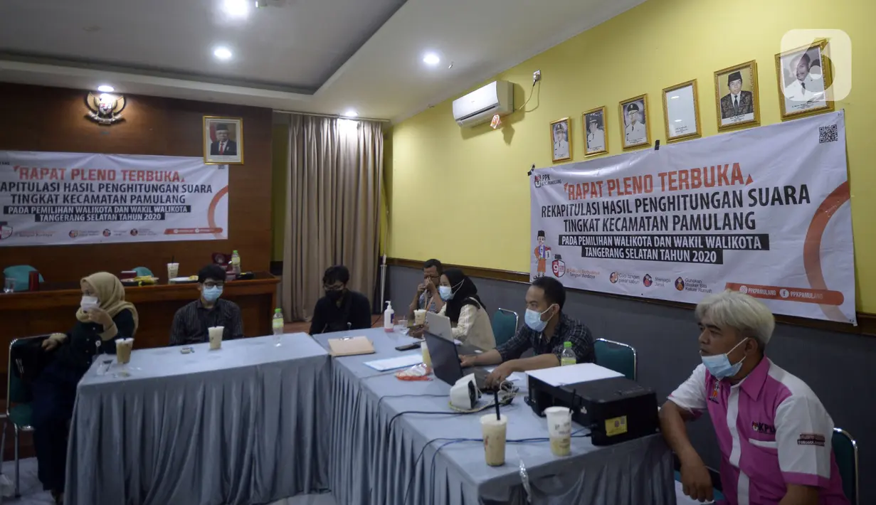 Petugas tidak bisa memasukkan hasil rekapitulasi penghitungan suara di TPS dalam Pilkada tingkat kelurahan di Kecamatan Pamulang, Tangerang Selatan, Banten, Kamis (10/12/2020). Proses rekapitulasi suara ditunda sementara karena terkendala jaringan ke server KPU Pusat down. (merdeka.com/Dwi Narwoko)