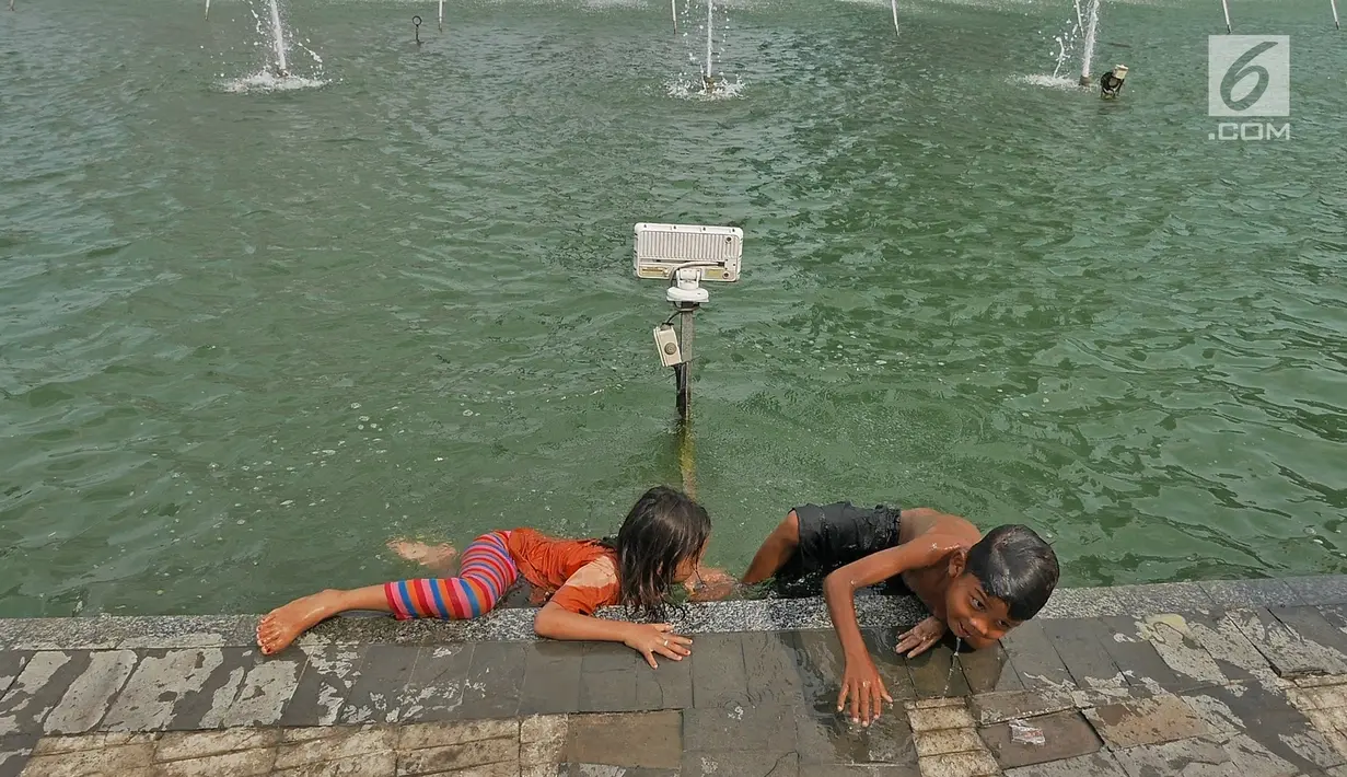 Sejumlah anak berenang di kolam Bundaran HI, Jakarta, Senin (17/6/2019). Meski ada larangan berenang, sejumlah anak tetap nekat menyebur ke kolam Bundaran HI. (Liputan6.com/Herman Zakharia)