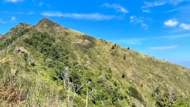 Gunung Sangar di Bandung. (Dok: IG @rezanrdiansyh https://www.instagram.com/p/C_xjGQtzi1w/?img_index=4&igsh=MWh6dGRodjl5NG14Mg%3D%3D)