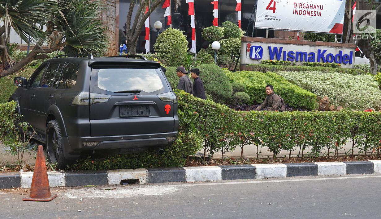Sebuah mobil Pajero menabrak pembatas jalan di Jalan Rasuna Said, Jakarta, Kamis (29/9/2019). Mobil hitam berplat B 1275 RFP tersebut menabrak trotoar sekitar pukul 15.30 WIB. (Liputan6.com/Herman Zakharia)