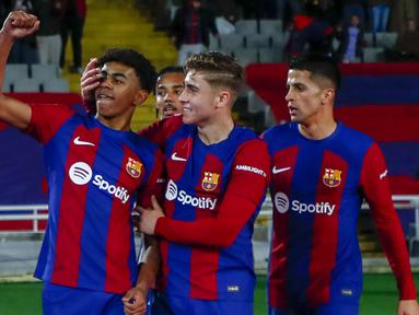 Laga Barcelona kontra Mallorca menjadi laga pembuka pekan ke-28 LaLiga 2023/2024 yang berlangsung di Olimpic Lluis Companys Stadium, Barcelona, Sabtu (9/3/2024) dini hari WIB. Kemenangan tipis 1-0 diraih Blaugrana lewat gol bocah 16 tahun, Lamine Yamal pada menit ke-73. Dengan hasil ini Barcelona sementara naik ke posisi runner-up dengan mengoleksi 61 poin mendekati Real Madrid di posisi puncak dengan 66 poin dan menggusur Girona yang belum bermain pada pekan ke-28. (AP Photo/Joan Monfort)