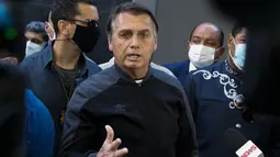 Presiden Brasil Jair Bolsonaro memberikan keterangan dalam konferensi pers di Rumah Sakit Vila Nova Star di Sao Paulo, Minggu (18/7/2021). Jair Bolsonaro sebelumnya, dilarikan ke rumah sakit militer di Brasilia, Rabu (14/7), setelah mengalami cekukan tanpa henti selama 10 hari. (Miguel SCHINCARIOL /