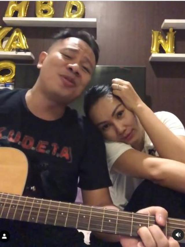Sudah Nyatakan Cinta, Ini 6 Momen Mesra Vicky Prasetyo dan Kalina Ocktaranny
