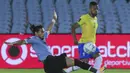 Bek Brasil, Renan Lodi, berebut bola dengan bek Uruguay, Martin Caceres, pada laga lanjutan kualifikasi Piala Dunia zona CONMEBOL di Estadio Centenario, Rabu (18/11/2020) pagi WIB. Brasil menang 2-0 atas Uruguay. (AFP/Matilde Campodonico/pool)