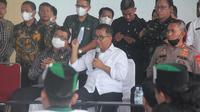 Pj Gubernur Sulbar, Akmal Malik saat menerima massa aksi (Foto: Liputan6.com/Abdul Rajab Umar)