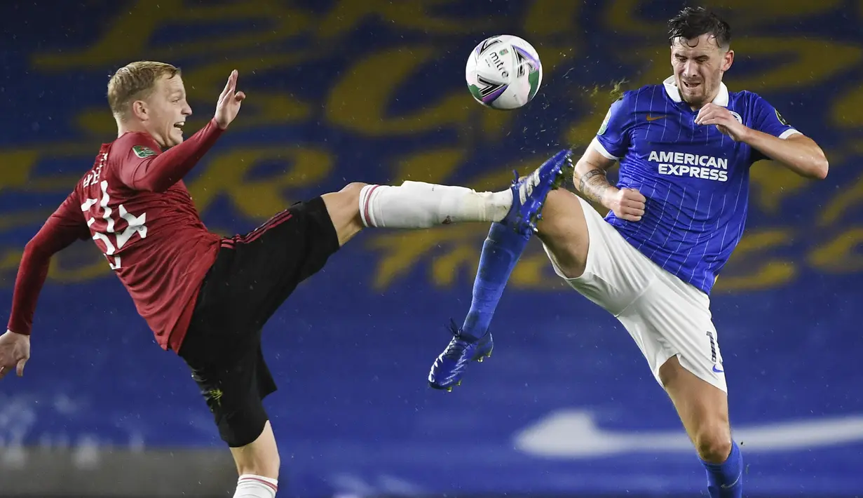 Gelandang Manchester United, Donny van der Beek, berebut bola dengan gelandang Brighton, Pascal Gross, pada laga Carabao Cup di Stadion Falmer, Kamis (1/10/2020) dini hari WIB. Manchester United menang 3-0 atas Brighton. (Andy Rain/Pool via AP)