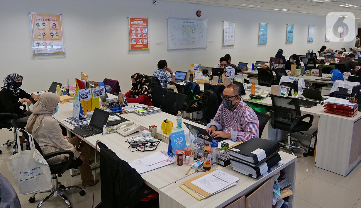 Karyawan mengenakan masker saat bekerja di kantor Suntory Garuda, Jakarta, Senin (8/8/2020). Suntory Garuda menerapkan protokol Kesehatan, salah satunya kapasitas karyawan hanya dibolehkan sebanyak 50 persen. (Liputan6.com/Herman Zakharia)