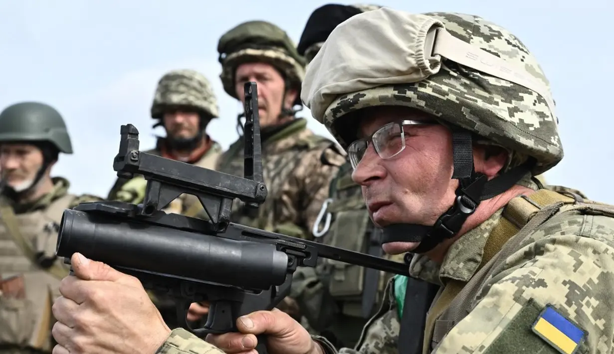 <p>Selain tentara yang berguguran, Ukraina juga kehilangan empat kendaraan lapis baja serta tank jenis Howitzer D-30 akibat serangan pasukan pertahanan Rusia di Donetsk. (Genya SAVILOV/AFP)</p>