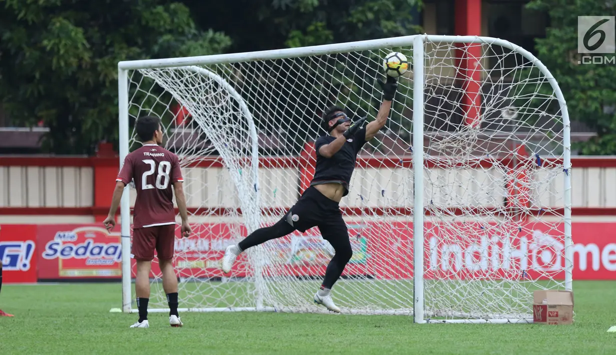Penjaga gawang Persija, Andritany berusaha menangkap bola saat latihan jelang laga lanjutan Go-Jek Liga 1 Indonesia 2018 bersama Bukalapak di Lapangan PTIK, Jakarta, Jumat (29/6). Persija akan menjamu Persib, (30/6). (Liputan6.com/Helmi Fithriansyah)