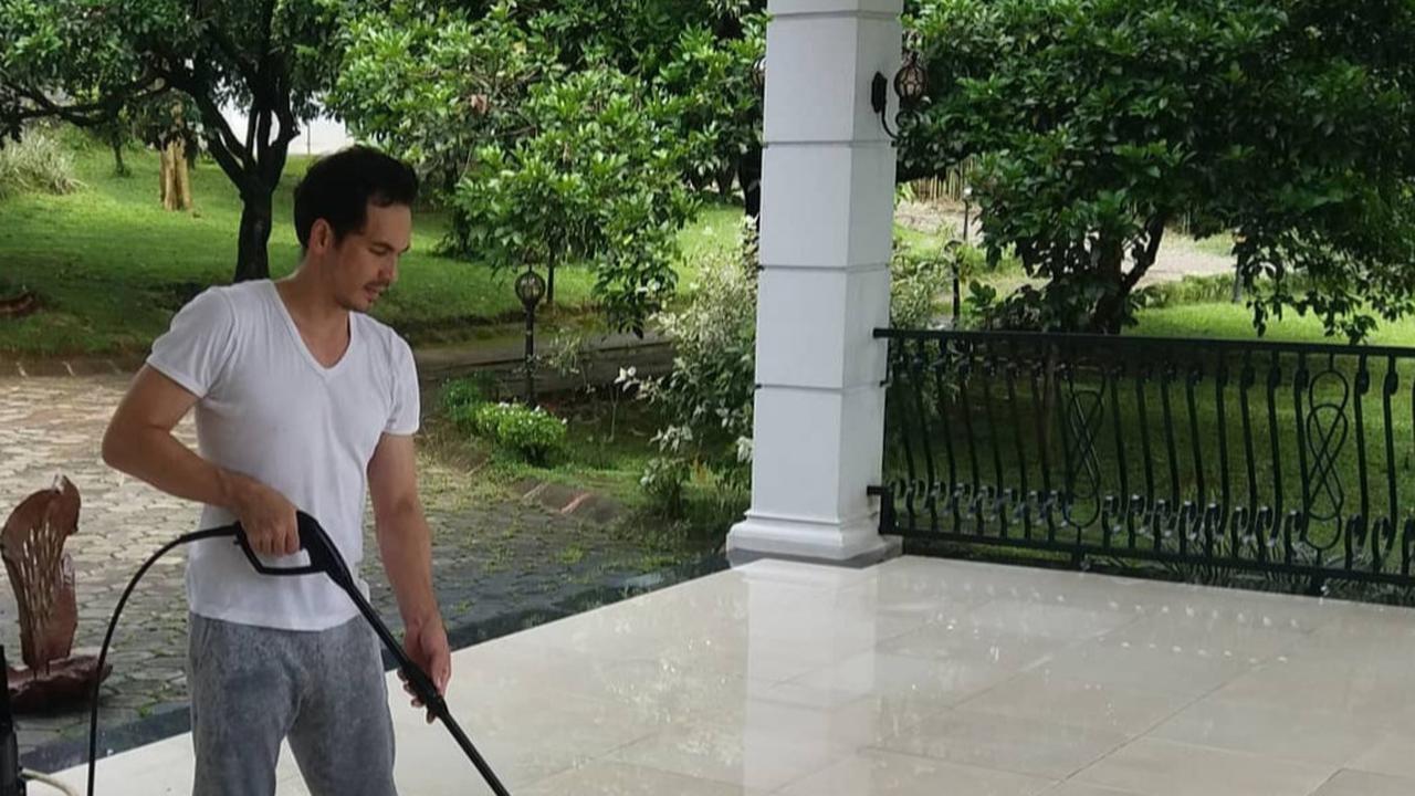 5 Potret Taman Super Luas Rumah Atalarik Syach, Ada Air Mancur Tambah Kesan Estetik - Banyak Pohon Rindang