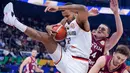 Pemain timnas basket Jerman, Johannes Thiemann (32) terjatuh ke arah pebasket Latvia Andrejs Grazulis saat mengambil bola selama perempat final Piala Dunia Bola Basket di Manila, Filipina, Rabu, 6 September 2023. (AP Photo/Michael Conroy)