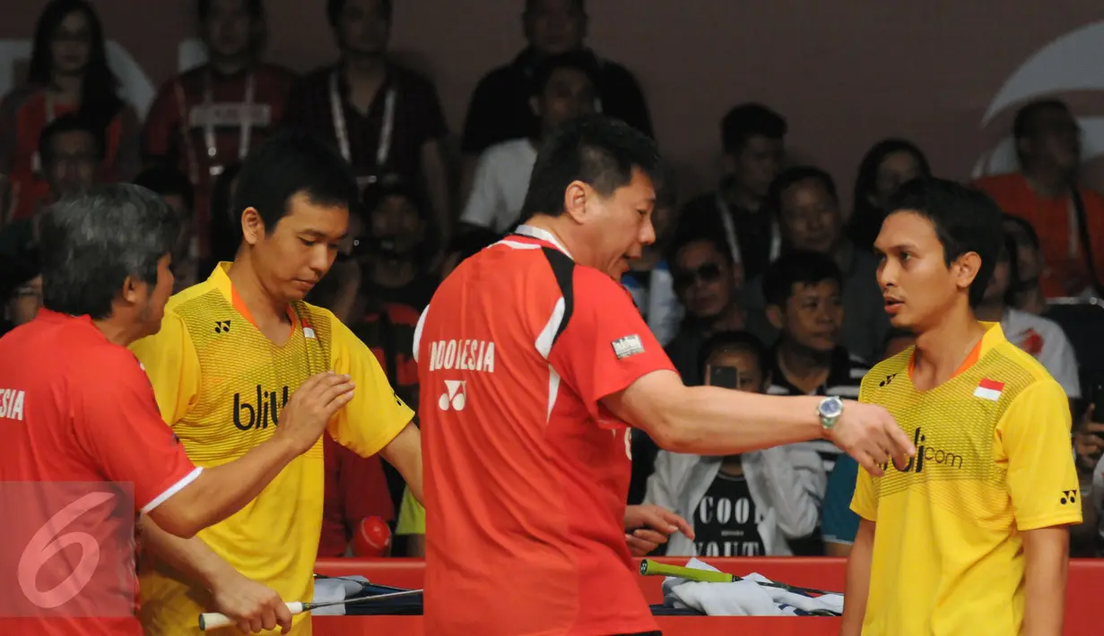 Ganda putra Indonesia, M Ahsan/Hendra Setiawan mendengarkan arahan tim pelatih saat laga melawan Liu Xiaolong/QiuZihan (Tiongkok) di final Total BWF World Championships 2015, Jakarta, Minggu (16/8/2015). (Liputan6.com/Helmi Fithriansyah)
