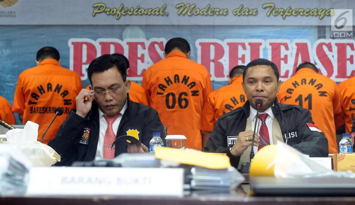 Dirtipidum Bareskrim Mabes Polri, Brigjen Pol Herry Rudolf Nahak (kanan) memberi keterangan terkait kasus Tindak Pidana Perdagangan Orang di Bareskrim Mabes Polri, Jakarta, Senin (23/4). Delapan tersangka ditahan. (Liputan6.com/Helmi Fithriansyah)