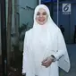 Sarita Abdul Mukti berpose untuk difoto usai mengisi acara di kawasan Kapt. Tendean, Jakarta, Senin (20/11). Dalam kesempatan itu, Sarita dan anaknya, Shafa memberikan penjelasan terkait video yang viral didunia maya. (Liputan6.com/Herman Zakharia)