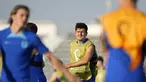 Bek Inggris, Trent Alexander-Arnold melakukan pemanasan saat mengikuti sesi latihan di Kompleks Olahraga Al Wakrah di Al Wakarah, Qatar, Senin, 28 November 2022.  Saat ini, Inggris memimpin di puncak klasemen dengan raihan 4 poin dari dua laga. Sementara Wales berada di posisi terakhir yang baru meraih satu poin. (AP Photo/Abbie Parr)