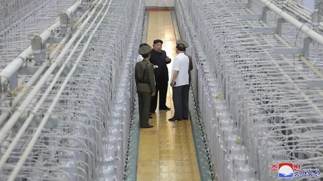 Dalam foto tidak bertanggal yang dipublikasikan pada hari Jumat (13/9/2024), Kim Jong Un tampak sedang melakukan inspeksi di tempat yang disebut Korea Utara sebagai lembaga senjata nuklir dan fasilitas untuk bahan nuklir di lokasi yang dirahasiakan.